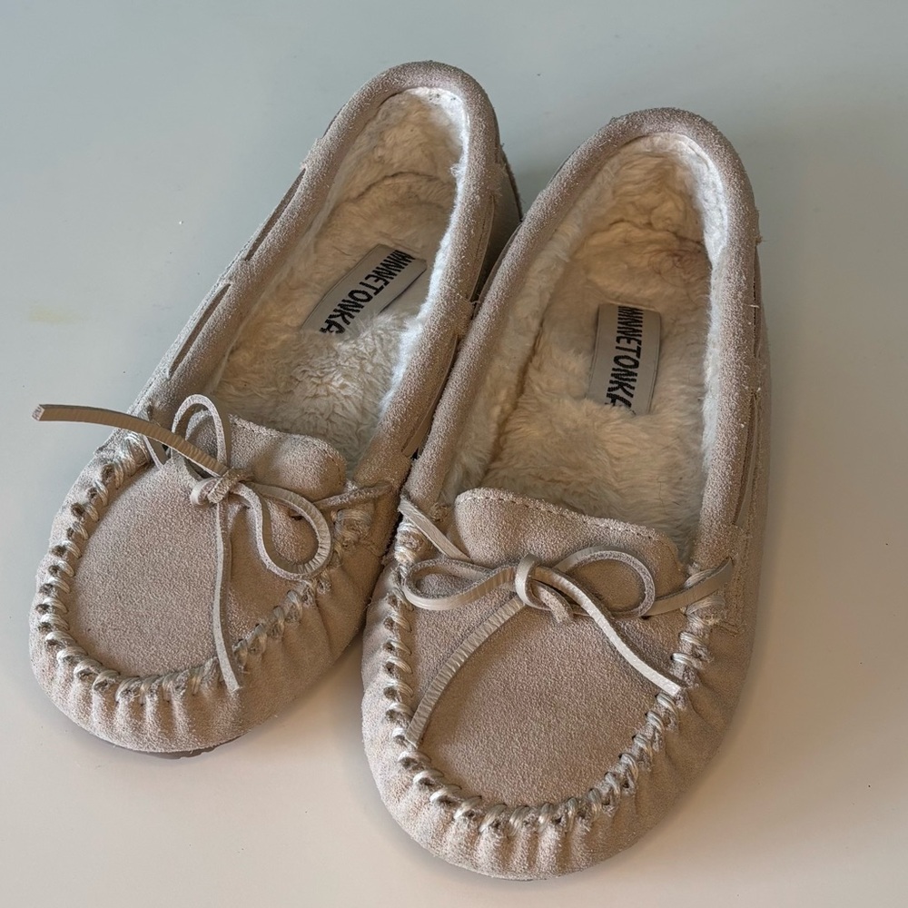 Minnetonka Women’s Beige Moccasins